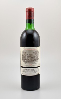 1 Flasche 1972 Chateau Lafite Rothschild, Pauillac, Premier Grand Cru Classe, ca. 73 cl, Füllstand: ca. upper mid shoulder, Etikett min. besch., ...