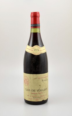 3 Flaschen Clos de Vougeot, Nuits-Saint-Geores, Jahrgänge: 2x 1974, 1x 1975, ca. 73 cl, Abstände zwischen Kapsel und Wein: ca. 1,5-3 cm, ...