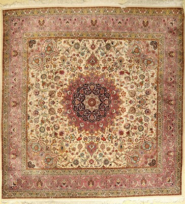 Täbriz alt (50 RAJ), Persien, ca. 40 Jahre,Korkwolle mit Seide, ca. 268 x 256 cm, EHZ: 2-3, kleine Flohrfehlstellen an den Randzonen.