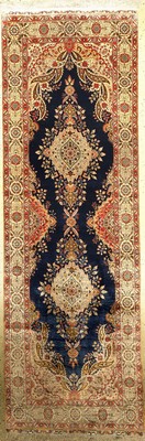 Seiden Istanbul (Galerie), Türkei, ca. 40 Jahre, reine Naturseide, ca. 292 x 96 cm, EHZ:2. (Signiert).