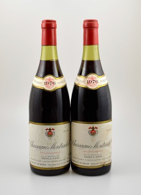 2 Flaschen 1976 Chassagne-Montrachet, Moillard, je ca. 73 cl, Abstände zwischen Kapsel und Wein: ca. 3 cm, Etiketten l. beschmutzt, unverkostet, ...