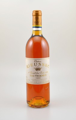 3 Flaschen 1990 Chateau Rieussec, Sauternes, 1er Grand Cru Classe, je ca. 75 cl,14,5 % Vol., Füllstände: je into neck, ein Etikett beschmutzt, ...