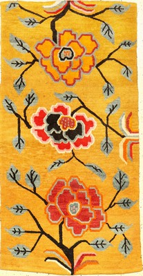 Gelber Kampa-Dzong "Khaden" alt (Päonien Design), Südtibet, um 1930, Wolle geknüpft auf Wolle. Dekorativer gelbgrundiger Schlafteppich ...