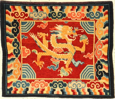 Schigatse "Jabuye" alt (Drachen), Südtibet, um 1920, Wolle geknüpft auf Wolle. Seltene Jabuye mit ausdrucksstarken Farben. Gefertigt ...