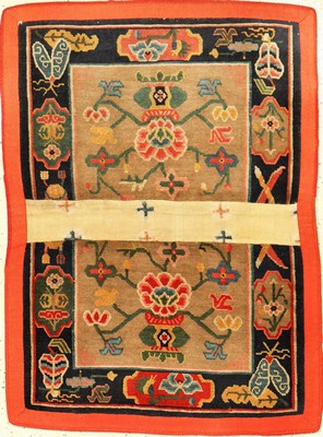 Schigatse "Makden" alt, Südtibet, um 1920, Wolle geknüpft auf Wolle. Seltener Sattel mit Vasen Muster und original Mittelsteg, ca. 96 x ...