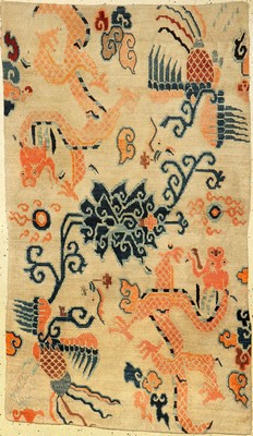 Gyantse "Khaden" alt (Drachen & Phönyx), Südtibet, um 1920, Wolle geknüpft auf Wolle. Weißgrundiger Hochzeitsteppich der Tibeter mit ...