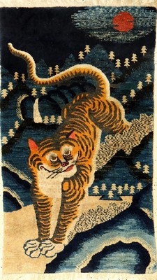 Seltener Pao Tao "Tigerteppich" antik, Nordostchina, Ende 19.Jhd., Wolle geknüpft auf Baumwolle. Rarer Tigerteppich aus den chinesischen ...