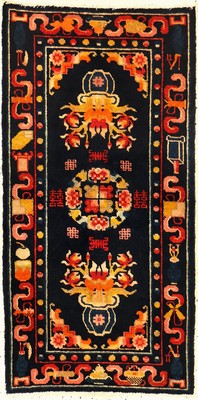 Pao Tao alt, Nordostchina, um 1920, Korkwolle geknüpft auf Baumwolle. Seltener kleinformatiger Pao Tao mit Vasen Muster. Indigoblauer Grund, ca. 98 ...
