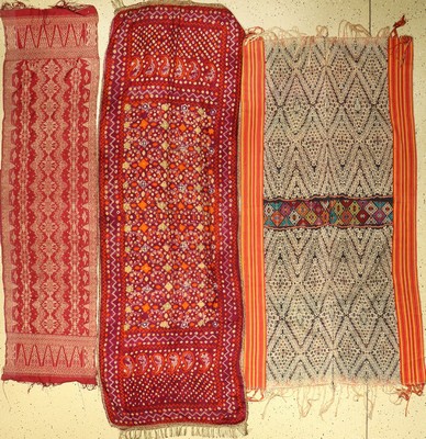 (3 Lots) Indonesische Textilien alt, Indonesien, Anfang 20.Jhd., Seide/Baumwolle, EHZ: 2-3. Sammelwürdig