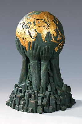 Monogrammist ST, datiert (19)80, Skulptur einer von Händen getragenen Weltkugel, polymerer Kunstguss bronzefarben patiniert, partiell goldfarben ...