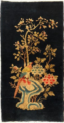 Pao Tao antik, Nordostchina, um 1900, Korkwolle geknüpft auf Baumwolle. Dekorativer Pao Tao mit Pfau Motiv. Indigofärbung, rote Schüsse, ca. 130 ...