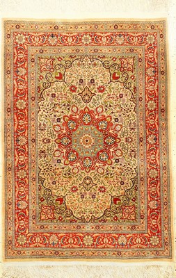 Feiner Seiden Hereke alt, Türkei, um 1970, reine Naturseide. Feiner Seiden Hereke mit Medaillon Muster und grünen Nischen. Dekorativ, ca. 123 x 96 ...