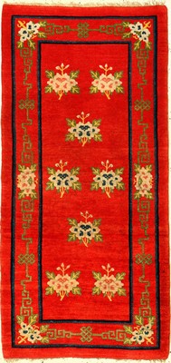 Seltener roter Pao Tao antik, Nordostchina, um 1900, Korkwolle geknüpft Baumwolle. Dekorativer Pao Tao mit Päonien Muster auf blutroten Grund. ...