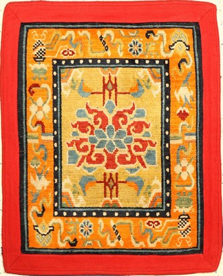 Gelber Schigatse "Goyul" alt (Lotus), Südtibet, um 1920, Wolle auf Wolle. Dekorativer Goyul mit Lotus-Blüte auf gelben Grund, ca. 83 x ...