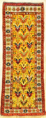 Hochfloriger gelber Gendje antik, Zentralkaukasus, Ende 19.Jhd., Wolle geknüpft auf Wolle. Seltener Gendje mit typisch hohen Flor und ...