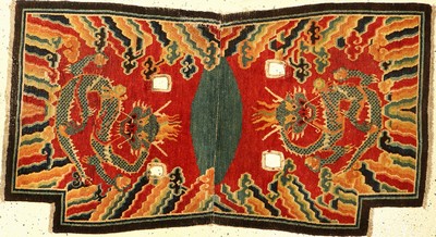 Seltener tibetischer "Makden" antik (Drachen), Südtibet, Ende 19.Jhd., Wolle geknüpft auf Wolle. Rarer Sattel mit Drachen Design und ...