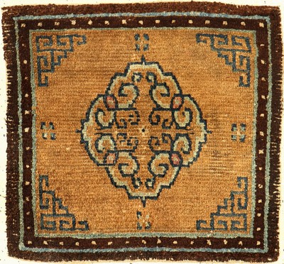 Tibetischer "Khagangma" antik, Südtibet, 1.Hälfte 19.Jhd., Wolle geknüpft auf Wolle. Früher Sitzteppich der tibeter mit Medaillon, ca. ...