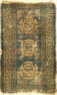 Früher tibetischer "Khaden" antik (Laubdrachen), Tibet, 18.Jhd., Wolle geknüpft auf Wolle. Seltener Khaden Meditationsteppich mit ...