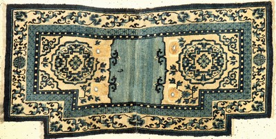 Feiner tibetischer "Makden" antik, Tibet, 19.Jhd., Wolle geknüpft auf Wolle. Himmelblauer Sattel mit Shou Motiven (langlebigkeit), ca. ...