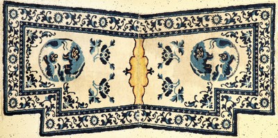 Weißgrundiger chinesischer "Sattel" antik (Schneelöwen), China, 19.Jhd., Wolle geknüpft auf Baumwolle. Seltener Sattel mit viel ...