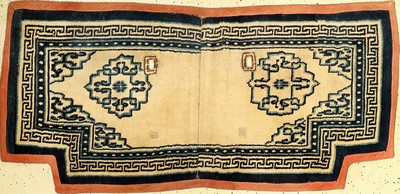 Seltener tibetischer "Makden" antik, Tibet, 19.Jhd., Wolle geknüpft auf Wolle. Weißgrundiger Sattel mit Wolkenband-Medaillons und ...