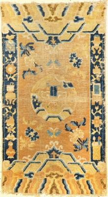 Früher Ning-Hsia antik, Westchina, 18.Jhd., Wolle geknüpft auf Baumwolle. Seltener Zeremonialteppich mit Medaillon Design. Diente wohl als Sattel, ...
