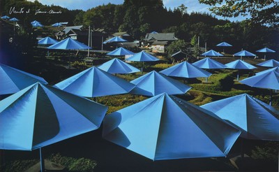 Christo und Jeanne-Claude, "The Umbrellas- Japan Site", Foto-Offset, von beiden Künstlernsign., ca. 64x95 cm