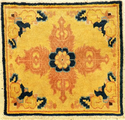 Gelbe Ning-Hsia "Sitzmatte" antik (Dorje-Symbol), Westchina, 1.Hälfte 19.Jhd., Wolle geknüpft auf Baumwolle. Gelbgrundige Sitzmatte mit ...