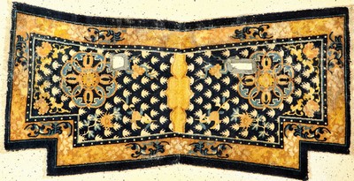 Ning-Hsia "Sattel" antik (Mandala-Medaillon), Westchina, 1.Hälfte 19.Jhd., Wolle geknüpft auf Baumwolle. Feiner Sattel mit buddistischen ...