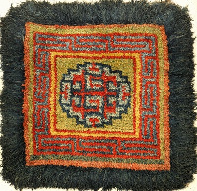 Wangden Drumtze "Meditations-Teppich" antik, Tibet, 19.Jhd., Wolle geknüpft auf Wolle. Tibetisches Glückssymbol auf grünen Grund mit ...