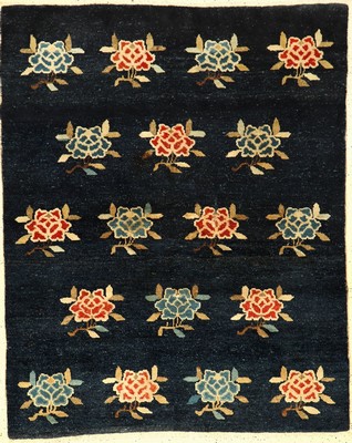 Pao Tao antik, Nordostchina, um 1900, Wolle geknüpft auf Baumwolle. Ein Rapport Muster aus Päonien auf indigoblauen Grund. Dekorativ, ca. 159 x ...