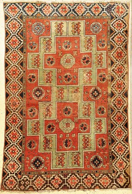 Bergama antik, Nordwestanatolien, 19.Jhd., Wolle geknüpft auf Wolle. Seltener Bergama mit hellgrünen getreppten Medaillon und Memling-Güls im ...