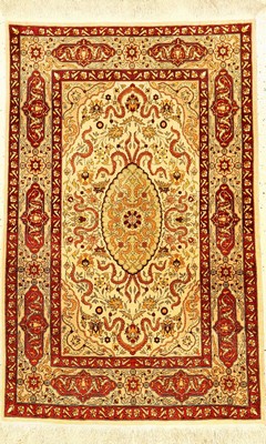Feiner Seiden Hereke alt (Signiert), Türkei, um 1950, reine Naturseide. Seltener Seiden Hereke mit Wolkenband "Chi" Muster. Harmonische ...