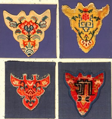 (4 Lots) 4x tibetischer "Tier-Kopfschmuck" alt, Südtibet, um 1920/1930, Wolle geknüpft auf Wolle. Selten, alle Stücke ca. 29 x 25 cm, ...