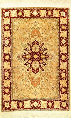 Feiner Seiden Hereke alt "Signiert" (Safavid Polonaise Design), Türkei, um 1950/1960, reine Naturseide mit Metallbrokat. Seltener Seiden ...