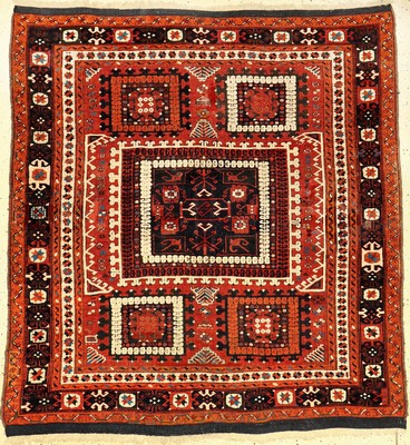 Früher Bergama antik (Publiziert bei Bausback), Westanatolien, um 1800 oder wohl früher, Wolle geknüpft auf Wolle. Fein geknüpfter Bergama im ...