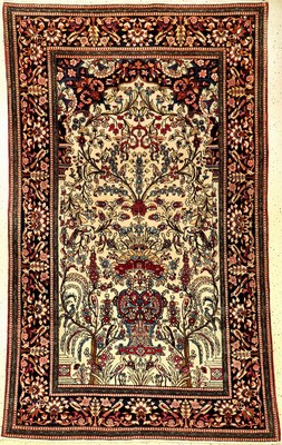 Feiner Esfahan "Ahmad" antik, Zentralpersien, Ende 19.Jhd., Korkwolle geknüpft auf Baumwolle. Feiner und sauber geschichteter Esfahan aus ...