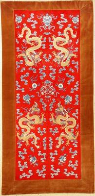 Feine Seiden-Metallstickerei "Zeremonial-Behang antik (Drachen), China, Ende 19.Jhd., Seiden-Metallstickerei auf roten Filz. Das rote Feld wird ...