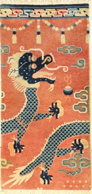 Kleiner Feiner Ning-Hsia "Säulenteppich" antik(Drachen), Westchina, um 1900, Wolle geknüpft auf Baumwolle. Seltener kleinformatiger ...
