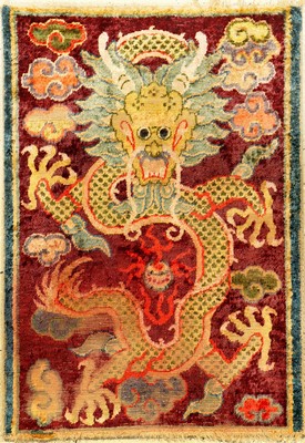 Seltener kaiserlicher Seiden Kansu antik (Tianlong Drachen), Westchina, um 1800, reine Naturseide geknüpft auf Baumwolle. Rarer Kansu Seidenteppich ...