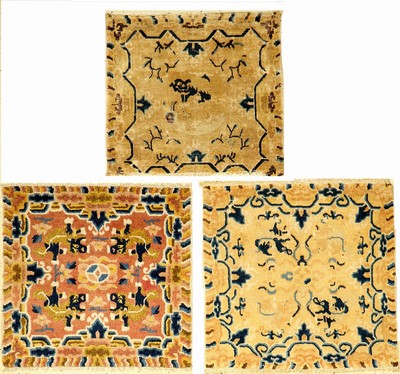 (3 Lots) Ning-Hsia "Sitzmatten" antik, Westchina, um 1800-1880, Wolle geknüpft auf Baumwolle. Drei Sitzmatten mit Fo-Hunde, ca. 70 x 73 ...