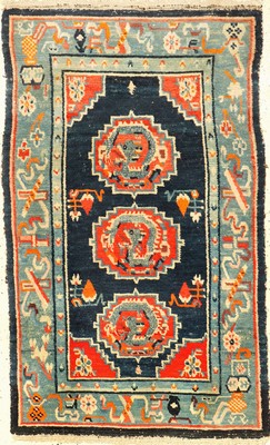 Gyantse "Khaden" alt (Drachen), Südtibet, um 1920, Wolle geknüpft auf Wolle. Tibetischer Zeremonialteppich mit typischen Drachen Muster, ...