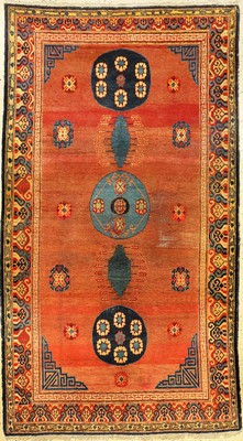 Khotan alt (Kansu Design), Ostturkestan, um 1910/1920, Wolle geknüpft auf Baumwolle. Dekorativer Khotan mit Muster nach Vorbild der frühen ...