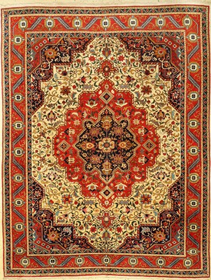 Großer feiner Ghom "Shakeri" (Part-Silk) alt, Zentralpersien, um 1940, Korkwolle mit viel Seide geknüpft auf Baumwolle. Seltener ...