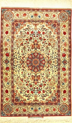 Feiner Esfahan "Mojtaba Seirafian" alt (Signiert), Zentralpersien, um 1970, Korkwolle geknüpft auf Seidenkette. Sehr feiner Esfahan aus ...
