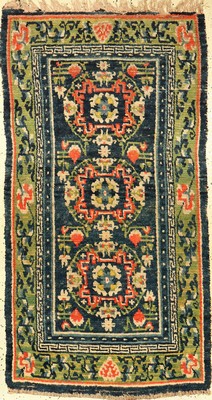 Gyantse "Khaden" antik, Südtibet, um 1900, Wolle geknüpft auf Wolle. Tibetischer Meditationsteppich mit Lotus Medaillons und grüner ...