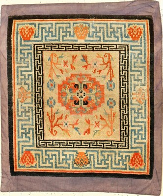 Gyantse "Meditationsmatte" antik, Südtibet, um 1900, Wolle geknüpft auf Baumwolle. Seltene Meditationsmatte mit Swastika Bordüre, ca. ...