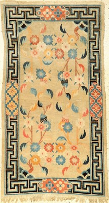 Gyantse "Khaden" alt, Südtibet, um 1910, Wolle geknüpft auf Wolle. Dekorativer Gyantse Schlafteppich mit floralen Muster. Kartuschen ...
