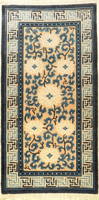 Feiner Ning-Hsia antik (Lotus), Westchina, 19.Jhd., Wolle geknüpft auf Baumwolle. Dekorativer und kunstvoll gezeichneter Ning-Hsia mit Lotus ...