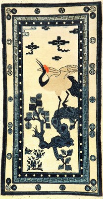 Seltener Pao Tao antik, Nordostchina, 19.Jhd., Wolle geknüpft auf Baumwolle. Kunstvoll gezeicheter Pao Tao mit Reiher, Schmetterling, Sonne und ...